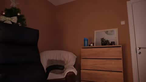 Snapshot of amateur_fitbabex chatting on 12.18.25 amateur_fitbabex online show from 12.18.25