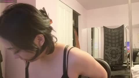 Snapshot of amateuroras chatting on 05.28.26 leash online show from 05.28.26