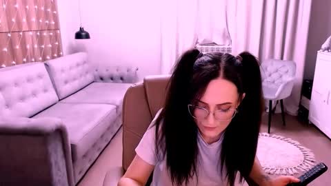 Snapshot of amazingeyes89 chatting on 12.15.25 Izza online show from 12.15.25