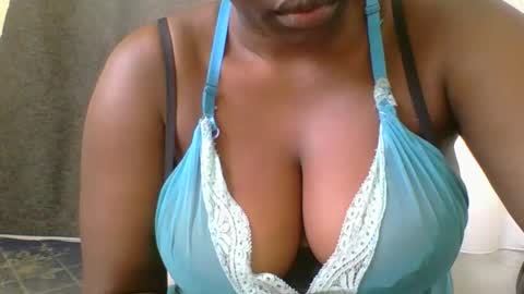 Snapshot of ambar_jasiri chatting on 11.06.25 Mia online show from 11.06.25