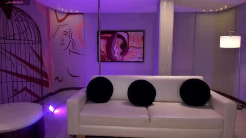 Snapshot of ambarjames_ chatting on 10.14.25 Ambar online show from 10.14.25