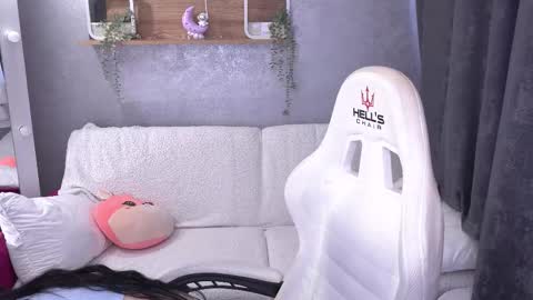 Snapshot of amberdismond chatting on 10.28.25 Anna online show from 10.28.25