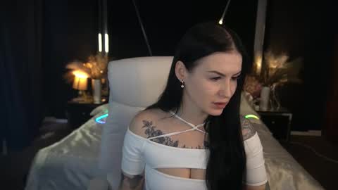 Snapshot of amberdismond chatting on 11.12.25 Anna online show from 11.12.25