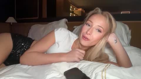 Snapshot of ambrefleur chatting on 03.16.26 Ambre online show from 03.16.26