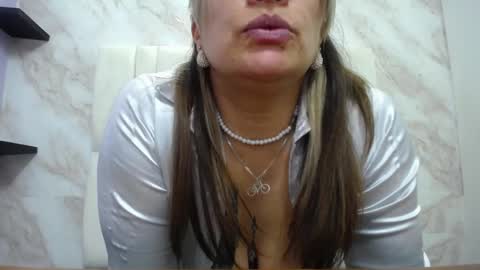 Snapshot of amell_thomson chatting on 01.11.25 Amell Thomson online show from 01.11.25