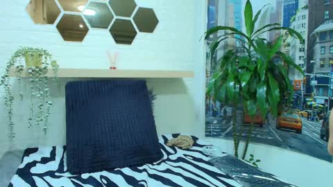 Snapshot of amell_thomson chatting on 02.14.25 Amell Thomson online show from 02.14.25