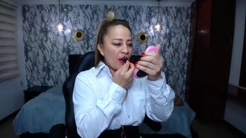 Snapshot of amell_thomson chatting on 10.07.25 Amell Thomson online show from 10.07.25