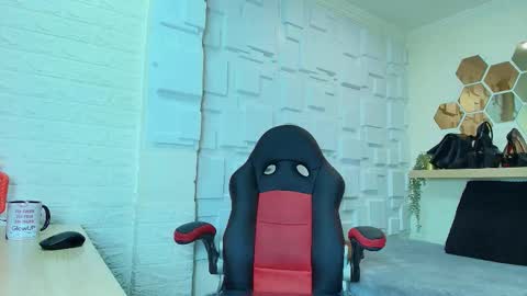 Snapshot of amell_thomson chatting on 10.25.25 Amell Thomson online show from 10.25.25