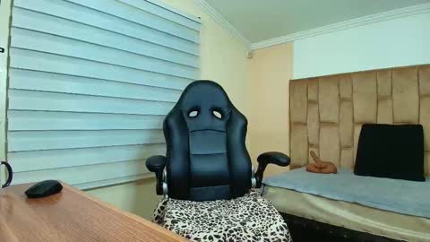 Snapshot of amell_thomson chatting on 11.28.25 Amell Thomson online show from 11.28.25