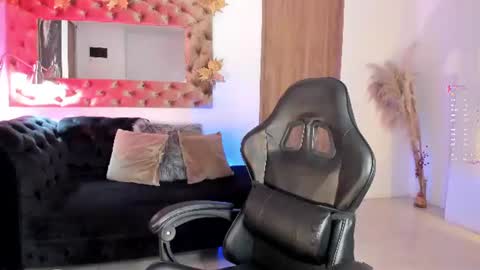 Snapshot of amelyamann chatting on 06.19.26 online show from 06.19.26