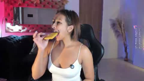 Snapshot of amelyamann chatting on 06.22.26 online show from 06.22.26