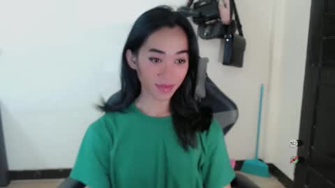 Snapshot of ami_lewis chatting on 10.09.25 JOANNA online show from 10.09.25