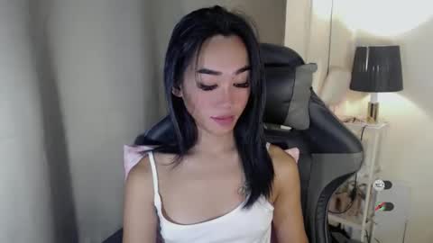 Snapshot of ami_lewis chatting on 11.08.25 JOANNA online show from 11.08.25