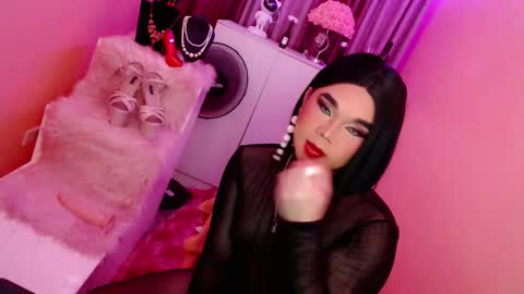 Snapshot of amiadoll chatting on 01.06.25 Queen Mireska online show from 01.06.25