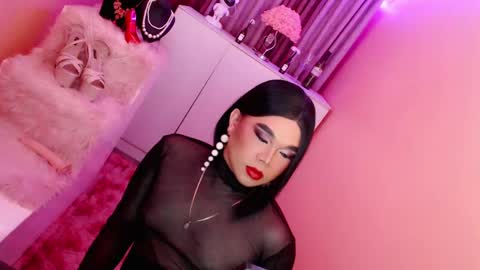 Snapshot of amiadoll chatting on 01.07.25 Queen Mireska online show from 01.07.25