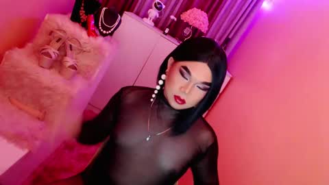 Snapshot of amiadoll chatting on 01.09.25 Queen Mireska online show from 01.09.25