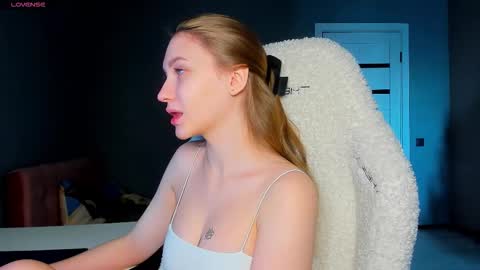 Snapshot of ammi_bliss chatting on 11.29.25 Ammi online show from 11.29.25