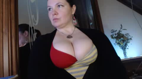 Snapshot of amorelara chatting on 02.14.25 amorelara online show from 02.14.25