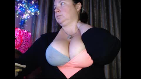 Snapshot of amorelara chatting on 09.20.25 amorelara online show from 09.20.25