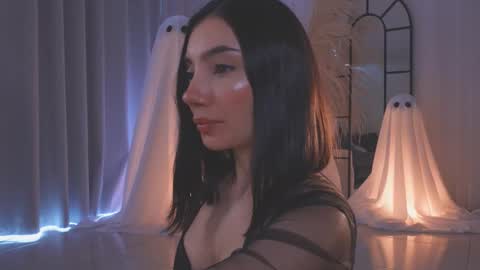 Snapshot of amyarmstrong chatting on 10.27.25 Amy Armstrong online show from 10.27.25