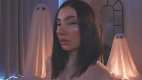 Snapshot of amyarmstrong chatting on 10.28.25 Amy Armstrong online show from 10.28.25