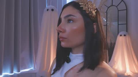 Snapshot of amyarmstrong chatting on 10.29.25 Amy Armstrong online show from 10.29.25