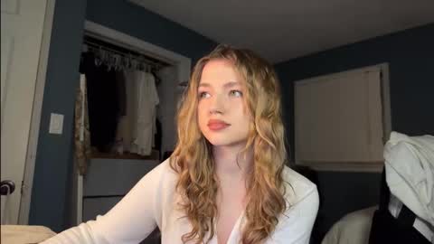 Snapshot of amyjj chatting on 11.18.25 Amy online show from 11.18.25