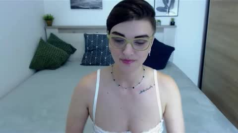 Snapshot of amylexy chatting on 09.28.25 Hi there guys  My pleasure in your hands  pvt is open online show from 09.28.25