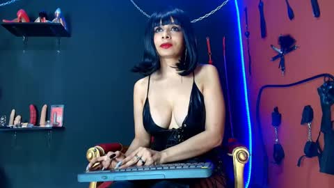 Snapshot of amymistress chatting on 10.01.25 Amy Wong Grey online show from 10.01.25