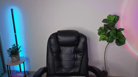 Snapshot of amyross1 chatting on 10.19.25 Aleja  online show from 10.19.25