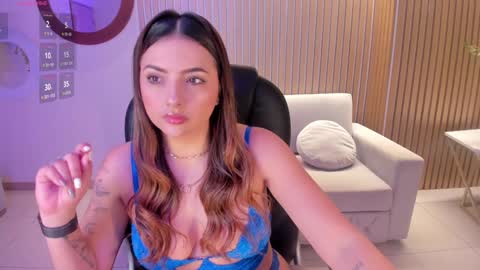 Snapshot of amywoods chatting on 01.08.25    online show from 01.08.25