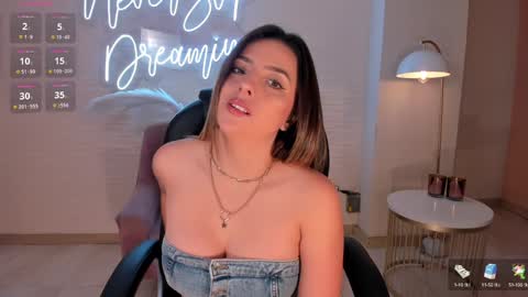 Snapshot of amywoods chatting on 01.22.25    online show from 01.22.25