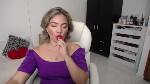 Snapshot of ana_hotmilf chatting on 01.08.25  Ana  online show from 01.08.25