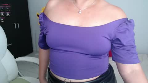 Snapshot of ana_hotmilfx chatting on 02.08.25 ANA online show from 02.08.25