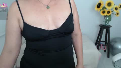 Snapshot of ana_hotmilfx chatting on 09.10.25 ANA online show from 09.10.25