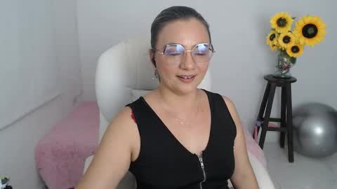 Snapshot of ana_hotmilfx chatting on 12.03.25 ANA online show from 12.03.25