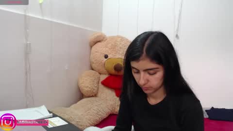 Snapshot of anahibrowns95 chatting on 10.23.25 Anahi Browns online show from 10.23.25