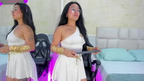 Snapshot of anaiaclarck chatting on 05.29.26 Im Sara online show from 05.29.26