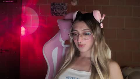 Snapshot of andrea_camila chatting on 09.09.25 Andrea online show from 09.09.25