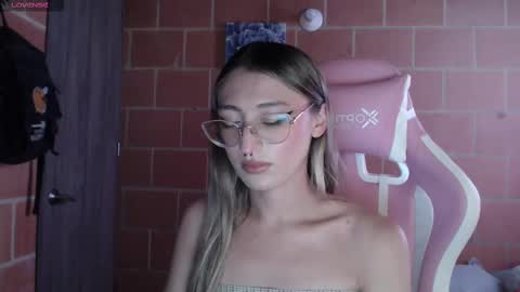 Snapshot of andrea_camila chatting on 10.09.25 Andrea online show from 10.09.25