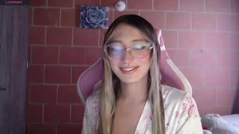 Snapshot of andrea_camila chatting on 10.10.25 Andrea online show from 10.10.25