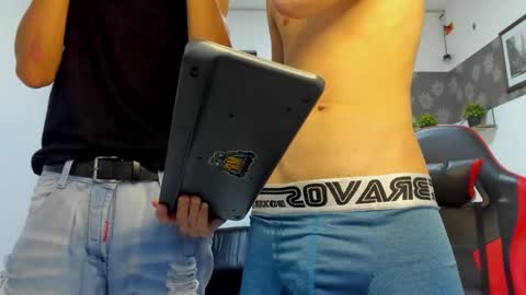 Snapshot of andrew_2811 chatting on 11.22.25 andrew_2811 online show from 11.22.25