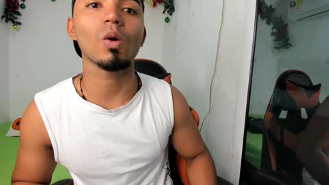 Snapshot of andrew_jonhes1 chatting on 12.05.25 andrew_jonhes1 online show from 12.05.25