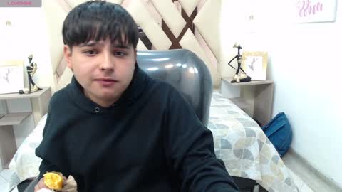 Snapshot of andrewsmile_ chatting on 01.08.25 ANDREW online show from 01.08.25