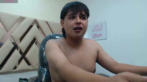 Snapshot of andrewsmile_ chatting on 01.12.25 ANDREW online show from 01.12.25