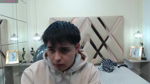 Snapshot of andrewsmile_ chatting on 02.01.25 ANDREW online show from 02.01.25