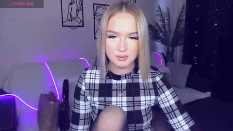 Snapshot of anfisalorns chatting on 10.30.25 Anfisa online show from 10.30.25