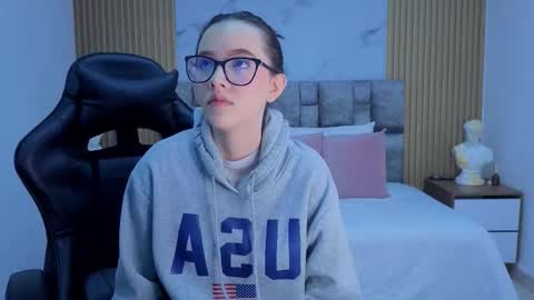 Snapshot of angel__kiss chatting on 12.15.25 angel__kiss online show from 12.15.25