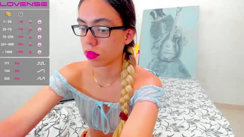 Snapshot of angel_blondie_ chatting on 01.09.25 Anglica online show from 01.09.25