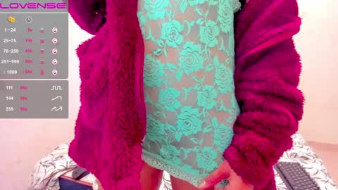 Snapshot of angel_blondie_ chatting on 01.10.25 Anglica online show from 01.10.25